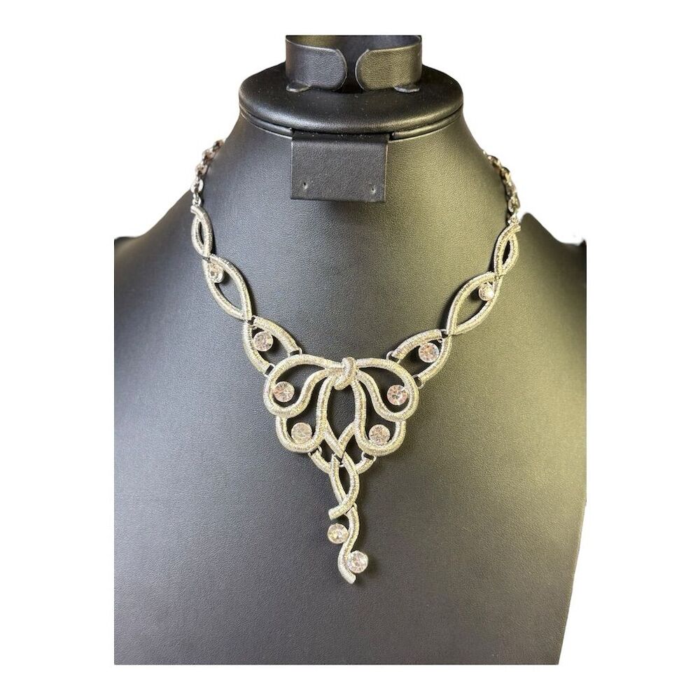 291. Vintage‎ Cookie Lee Rhinestone Bow Pendant Necklace Silver Tone